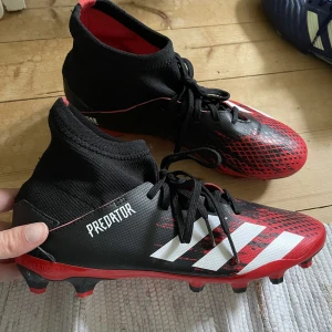 Adidas predator fotbollsskor - Adidas predator 20.3 fotbollsskor, använda 1 gång men dem var för små. Köptes helt nya och för ganska mycket, men säljer för billigare. Man kan känna dem svarta prickarna på tårna. Jätte coola och snygga skor. Köparen står för frakt