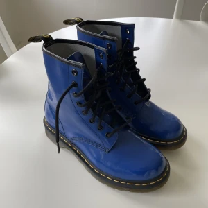 Dr. Martens - Säljer dessa blå Dr. martens då som inte används. Endast provade, väldigt fint skick. 
