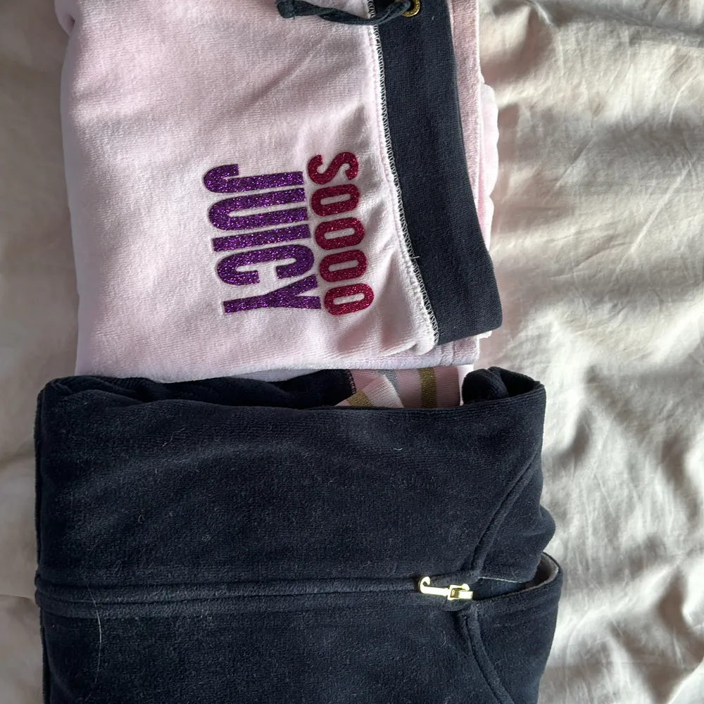 Juicy Couture set (kan säljas enskilda) i rosa och mörkblå💕 Båda är i bra skick, andvända sparsamt. Köpt för cirka 2000 kr men säljer båda för 950 eller en för 500. 💗 pris kan diskuteras . Jeans & Byxor.