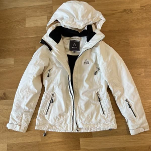 Skidjacka och byxor  - Skidjacka strl 36 från SOS Sportswear samt skidbyxor strl 11-12 (152) från BERG Outdoor. Bra skick, endast använt 3-4 gånger. Obs detta är min systers och hon är ca 157 cm. 