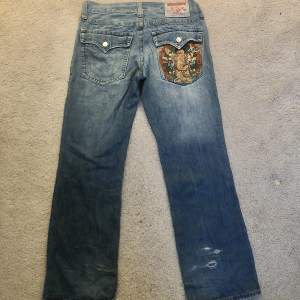 True Religion jeans ”Section Billy” med broderat motiv size W34 L34. Bara höra av dig om du vill ha fler bilder/ har några frågor ✌🏼