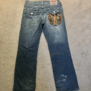 True Religion - True Religion jeans ”Section Billy” med broderat motiv size W34 L34. Bara höra av dig om du vill ha fler bilder/ har några frågor ✌🏼