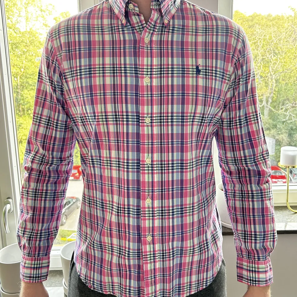 En Ralph Lauren skjorta i fintskick, använd ett fåtal gånger.  Det är slimfit . Skjortor.