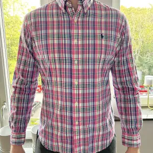 En Ralph Lauren skjorta i fintskick, använd ett fåtal gånger.  Det är slimfit 