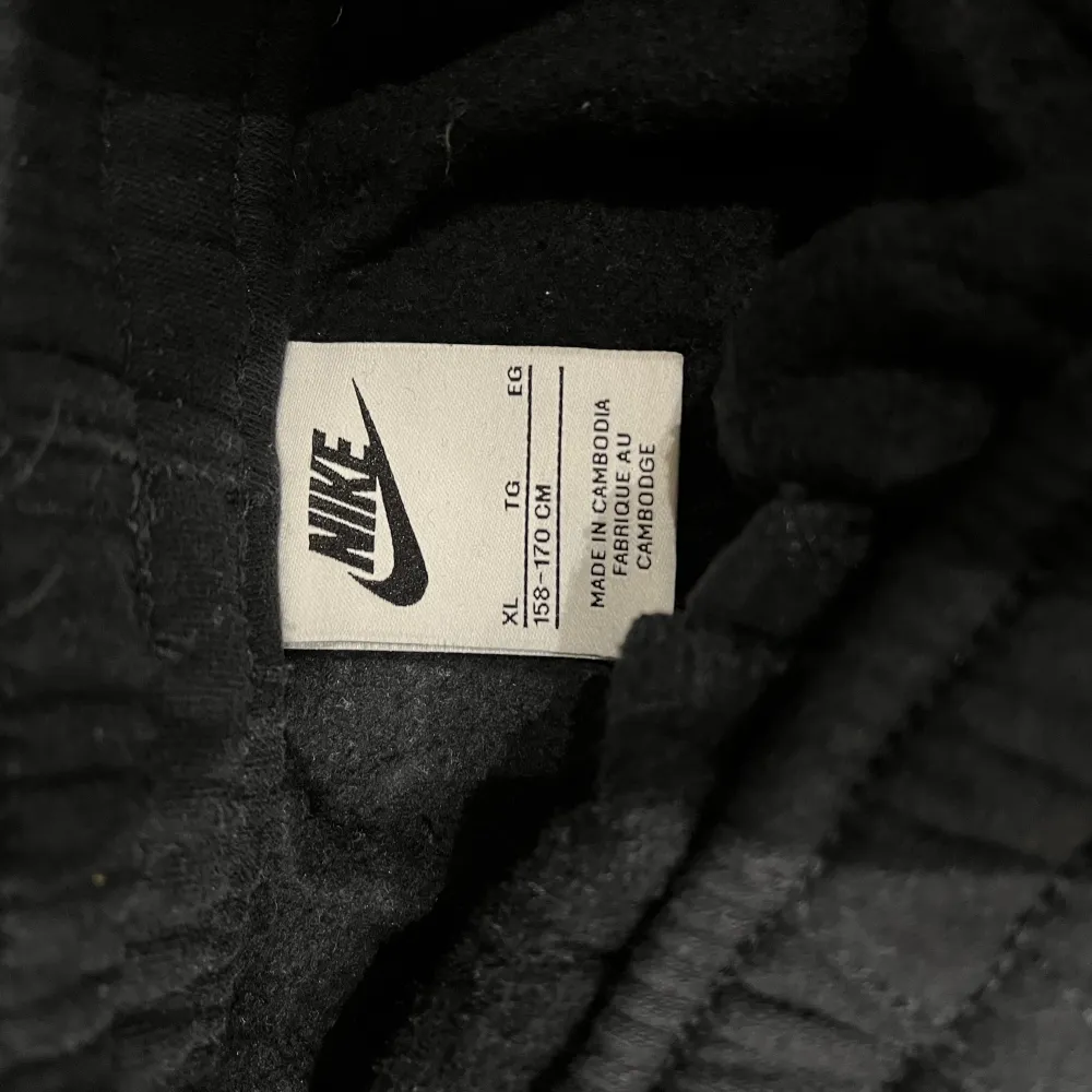 Helt nya Nike mjukis byxor, fina och sköna  Köpt från kidsbrandstore för 500 . Jeans & Byxor.