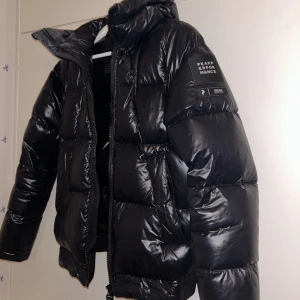 Peak performance jacka - Peak performance jacka i storlek XS. Har inga skador, har användt den några gånger under förra vintern. Säljer nu pga att den har blivit för liten 🖤 1200:-