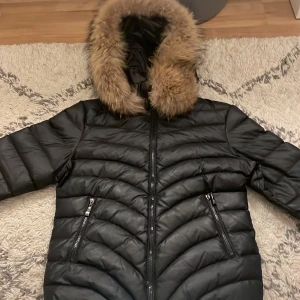 Jacka  - Jacka från Chelsea köpte för 3 år sen ungefär använt den en vinter och och ett problem med den är att pälsen den knappen är sönder så pälsen är hänger lite på den ena sidan men annars jätte fint skick❤️ original pris 2500kr 