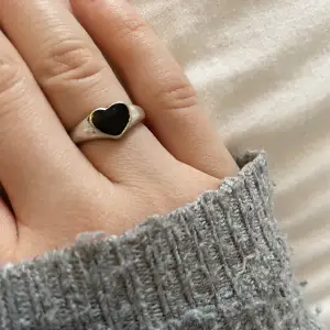 så fin ring i silver med ett svart hjärta 💕