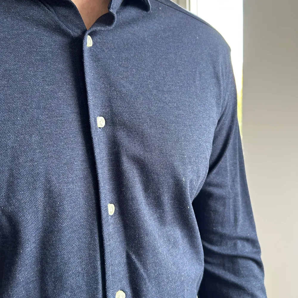 En helt ny skjorta från La Chemise, det blev en felbeställning. Väldigt skönt material och har en fin mörkblå färg.  Storleken är 41 men skulle säga att den passar en L och är slimfit  NYPRIS:900kr. Skjortor.
