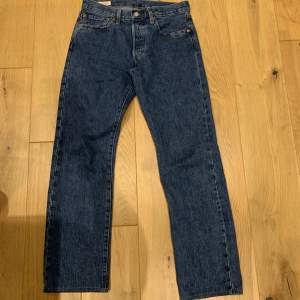 Mörkblå Levis 501 jeans som använts väldigt sparsamt och endast tvättats 2 gånger. Priset kan diskuteras. 
