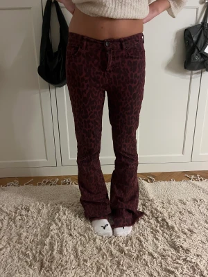Lågmidjade leopard jeans - Super coola mörkröda leopard jeans! 