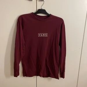 Vinröd Vans tröja - En vinröd Vans tröja i fint skick med varken några fläckar eller något annat. 