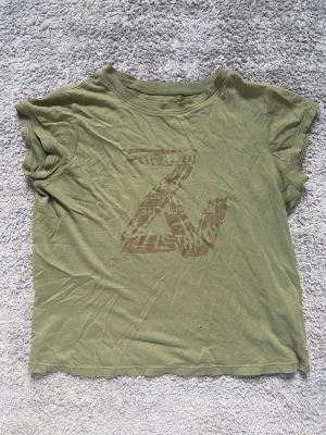 Zadig t shirt - Säljer denna fina t shirt. Små hål men tänker knappt på det, se bild två❤️ strycker den innan jag postar