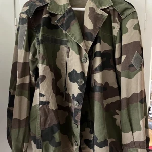 Camouflage jacka  - Hej, en fin jacka i storlek S/M. Funkar för dam och herr. Den är i bra skick 