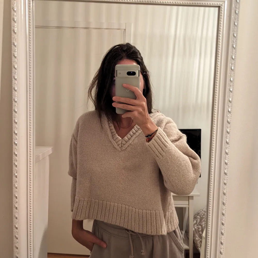 100% wool sweater. Used just once since the length of the arm is too short for me. Cropped model. Size S, but I would say it fits more an XS due to the arms length.. Stickat.
