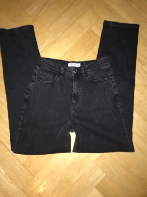 Jeans från Cubus - Nästan oanvända jeans från Cubus, mom jeans modell storlek 164. 
