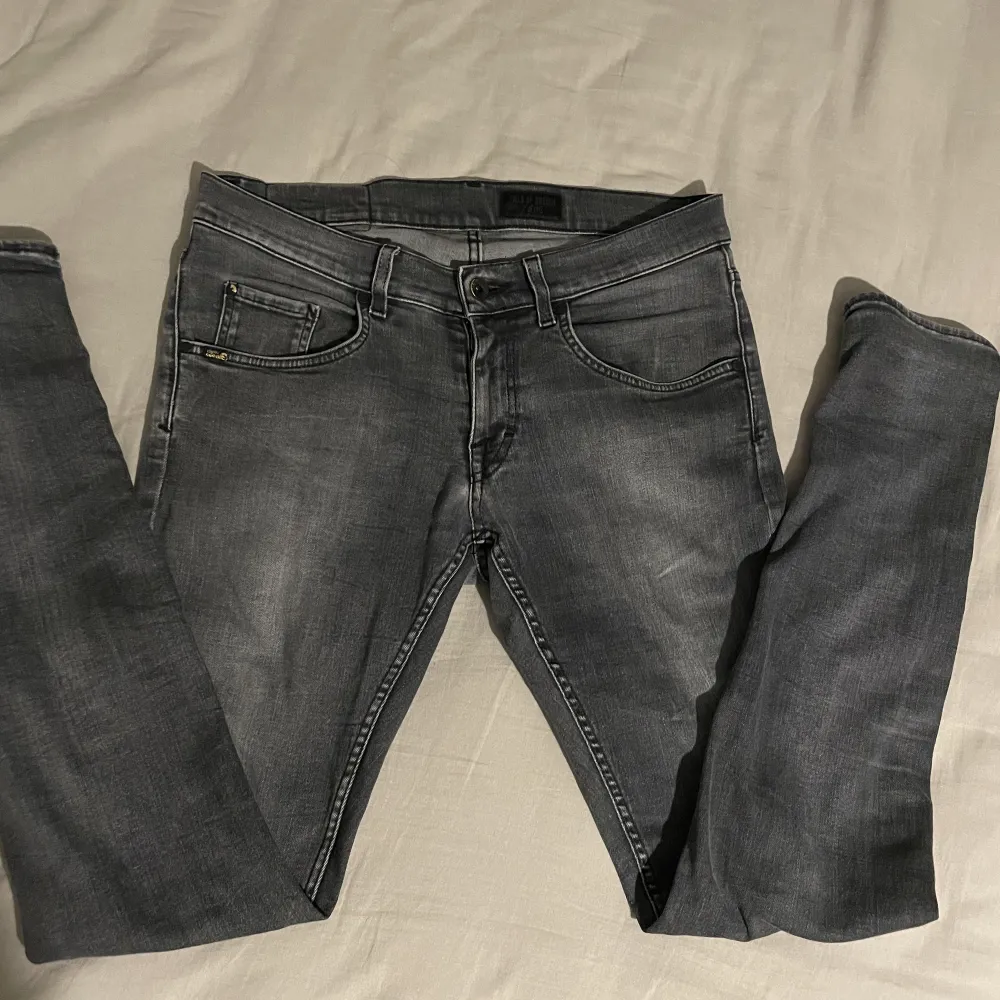Jag säljer mina snygga tiger of Sweden jeans. Modellen är slim fit och det är väldigt stretchigt material, byxorna är även i väldigt bra skick. Pris kan diskuteras vid snabb affär!. Jeans & Byxor.