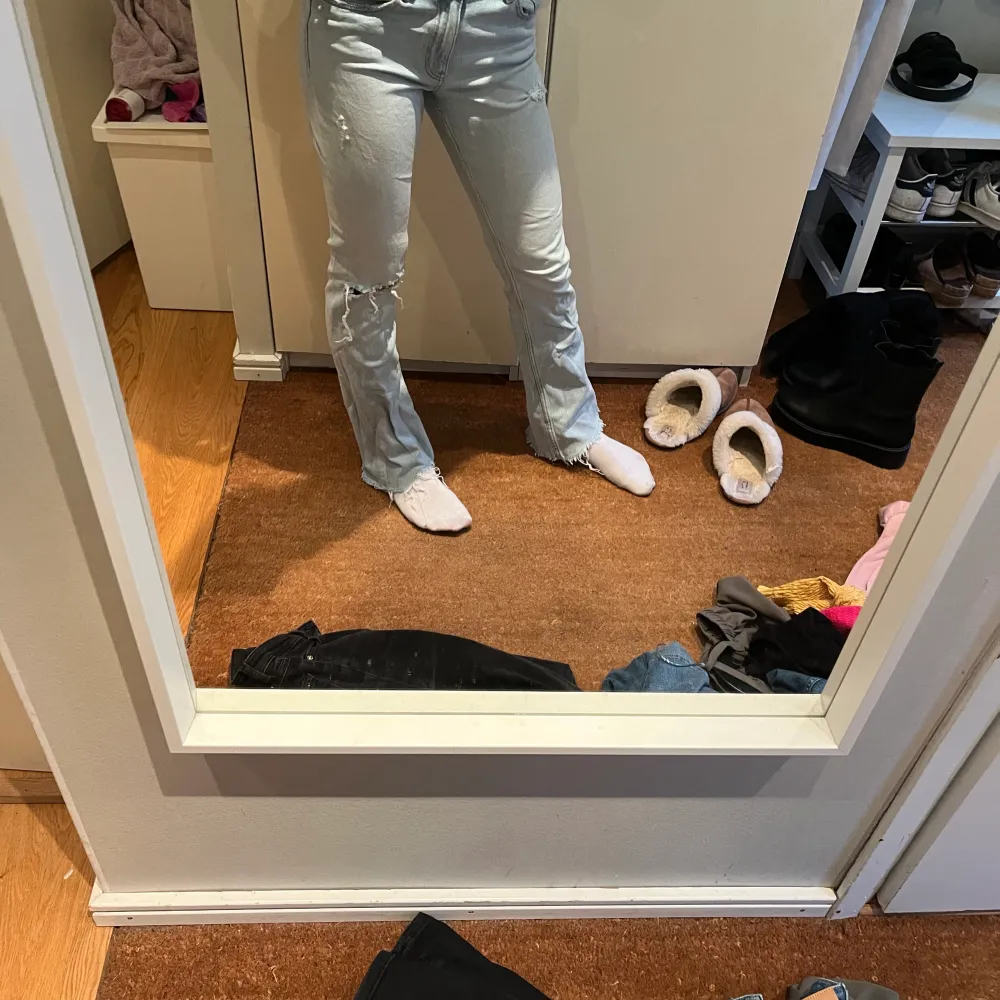 Säljer Super fina jeans i ljusblå som är lågmidjade. Är i super bra skick och köpta för 350❤️. Jeans & Byxor.