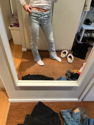Super fina jeans🤍 - Säljer Super fina jeans i ljusblå som är lågmidjade. Är i super bra skick och köpta för 350❤️