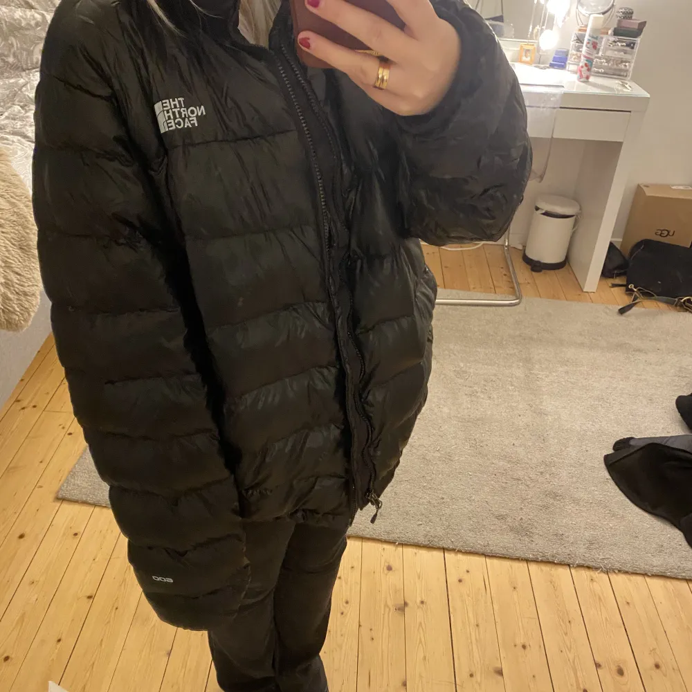 En gammal modell av North face jacka! Inte mycket använd men är i bra skick💓 oversized . Jackor.