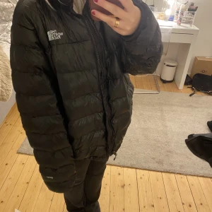 The North Face - En gammal modell av North face jacka! Inte mycket använd men är i bra skick💓 oversized 