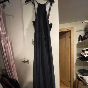 Balklänning  - Helt ny oanvänd med prislapp kvar. Hör av dig vid intresse.