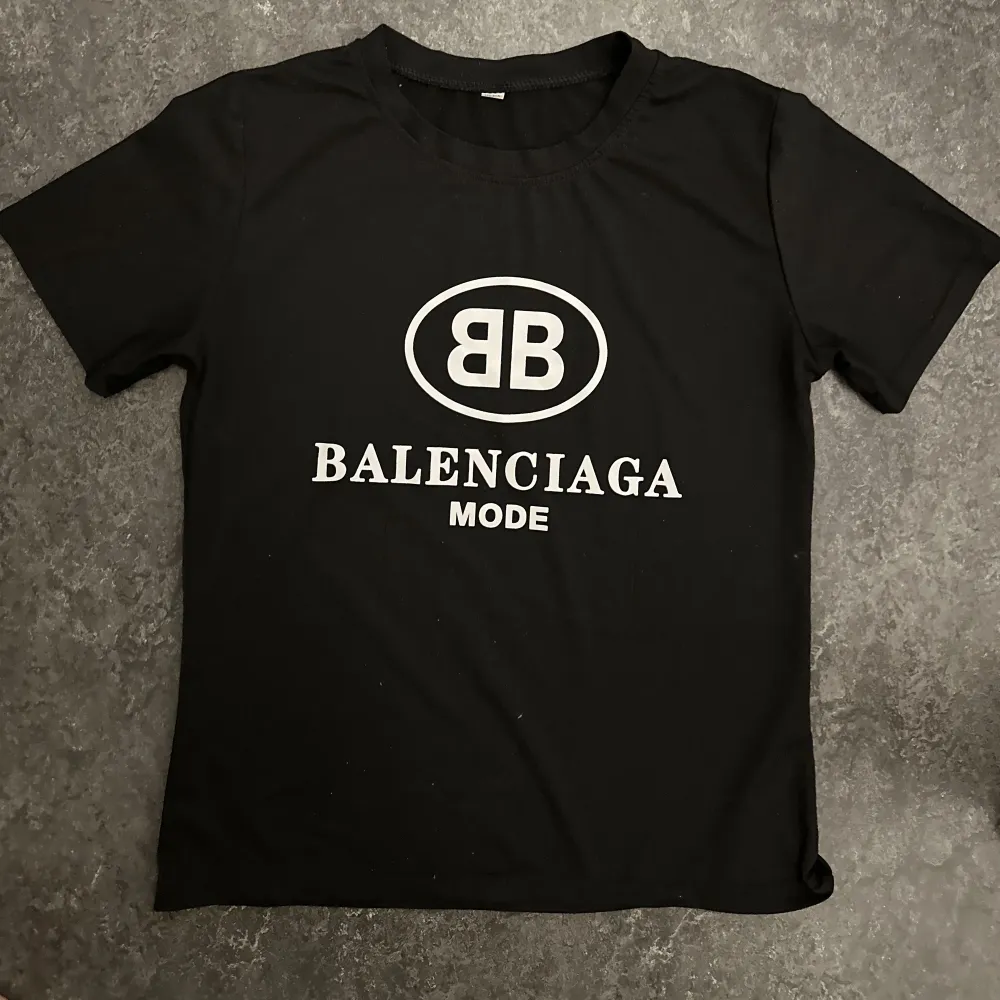 Säljer en givency thirt och en Balenciaga tshirt. 1-1 a kopia. 200kr styck eller båda för 350kr.. T-shirts.