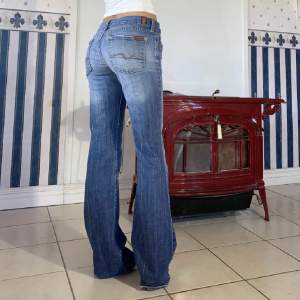 Låga bootcut vintage jeans😍 Midja 81cm & innerben 83cm💕 Bra skick! Hon på bilden är ca 164🩷