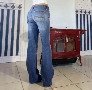 7 for all mankind jeans - Låga bootcut vintage jeans😍 Midja 81cm & innerben 83cm💕 Bra skick! Hon på bilden är ca 164🩷