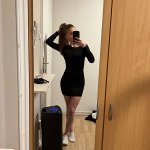 Svart klänning - Lite öppen rygg, lite glittrigt material (se på bild 3) , mer än festklänning! Frågor eller annat på dm!