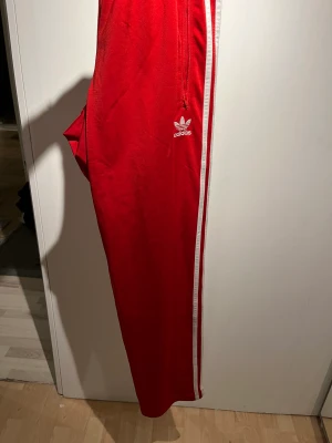 Adidas byxor - Adidas mjukisbyxor i storlek small Raka