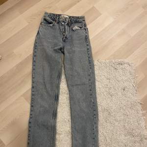 Blåa jeans från zara med slits! 