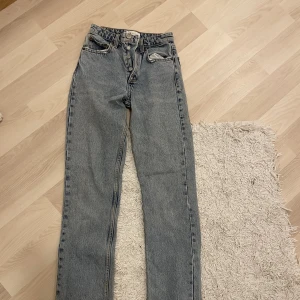 Jeans - Blåa jeans från zara med slits! 