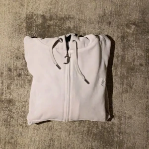 Tröja  - Säljer denna juicy couture tröjan då den inte kommer till användning. Helt ny 