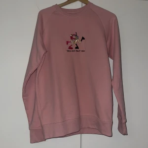 merch veronica och Miriam  - veronica Maggio och Miriam Bryants merch köpte på konserten och endast haft på mig den påvägen hem från konserten. Jätteskön tröja men kommer inte till användning. Nypris 650kr. Vid frågor och funderingar kom privat💓