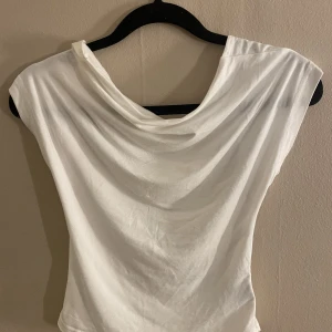 Topp - Säljer denhär jättefina vita toppen med öppen rygg ink frakt .💕