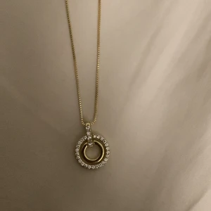 Guldigt diamant halsband - Jättefint guldigt diamant halsband. Helt oanvänt, original pris 100kr
