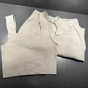 Mjukisset  - Säljer nu mitt mjukisset då det aldrig kommer till användning. Jag har max använt det 2 gånger. Det är inköpt förra året ifrån hm   Tröjan är i storleken s  Byxorna är i storleken xs  Dom e stora i storleken och ett sjukt skönt material 