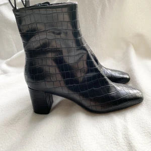 Stövletter  - Fint skick, aldrig använda. Strl. 38  Säljer pga att dom är för små för mig.