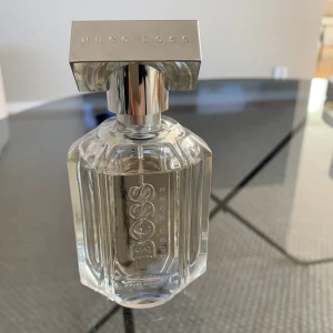 Hugo Boss - the scent pure accord edt 50 ml - Basnoter:  Mysk Mellannoter:  Osmanthus Toppnoter:  Bergamott Användningsområde:  Kropp Dam/Herr:  Dam Doftgrupp:  Blommig Doftfamilj:  Träig-mysk