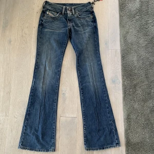 Lågmidjade jeans från Disel  - Säljer dessa stört snygga jeans från disel! Köpta på plick med lappar kvar! Säljer då dom är för små där av iga bilder på.  36 cm rakt över midjan 84 cm innerbenet 