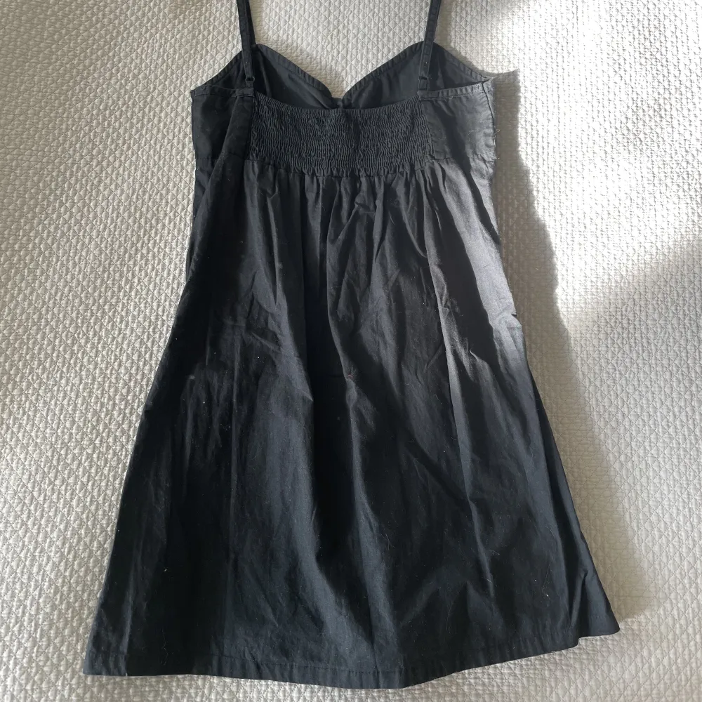 Jättesöt svart sommar klänning! Från märket Cotton On. Skriv om ni har frågor eller vill ha fler bilder❤️❤️. Klänningar.