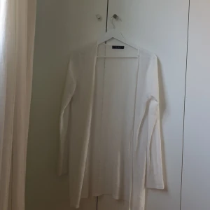 Vit kofta - Fin vit kofta den är ganska tunn. Från Vila💗