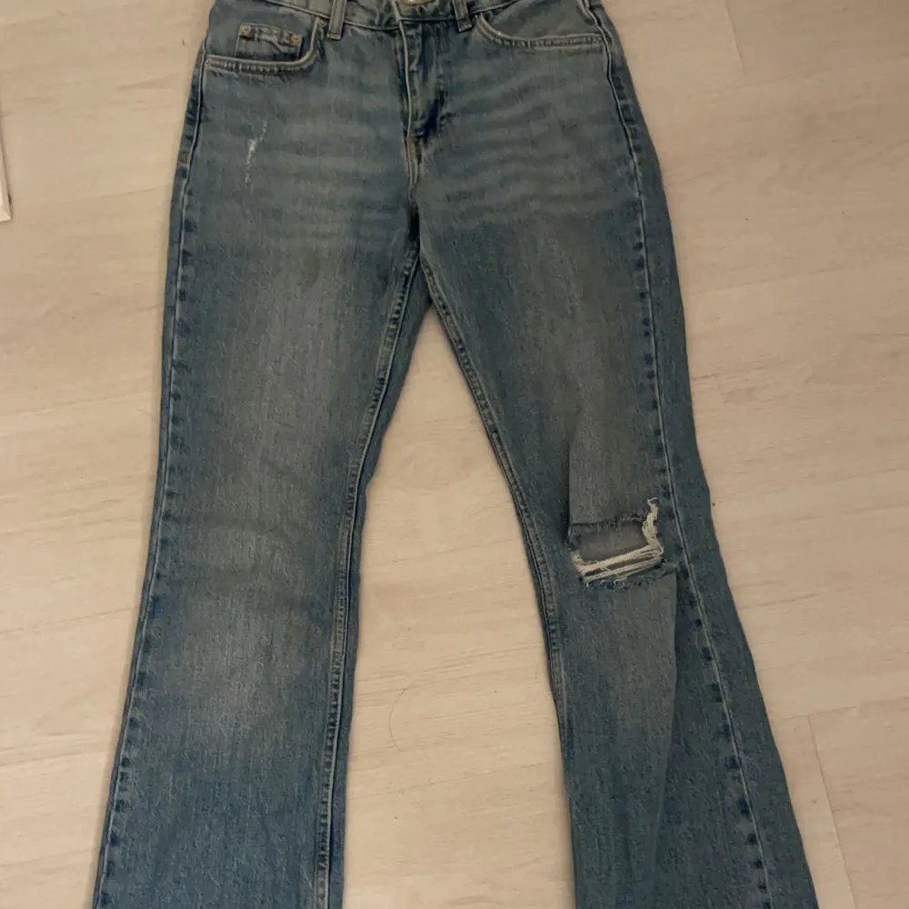 Lådmidjade bootcut jeans! 💕 Köpte de i somras helt nya och har aldrig använt dem, helt i nyskick. Jeansen har ett hål på ena benet och en liten slitning upptill som en detalj. Köpte de för 500kr. . Jeans & Byxor.