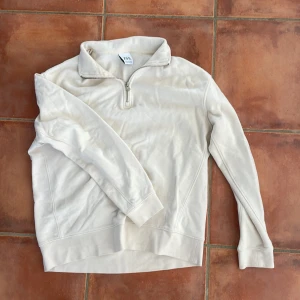 Half-zip tröja från Zara - Vit half-zip tröja från Zara i vit färg.  10/10 i skick 
