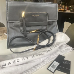 Marc jacobs väska - Säljer denna Marc Jacobs väska köpt för 5500kr, inte mycket använd, ingår band, påse och prislappen finns kvar🤍🤍