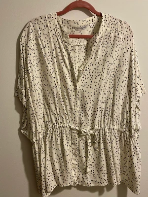 Vacker tröja  - Vacker tröja, passar både till kjol och byxor, aldrig använt, storlek L 