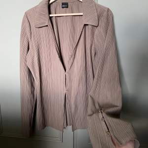 Plisserad beige/brun blus/skjorta från Gina tricot i storlek L men passar även s-m. 