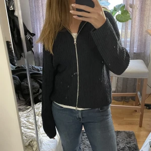 Stickad tröja  - INTRESSEKOLL!  inte kommit till användning! Köpte för 549 kr, säljer för 200 kr! Pris kan diskuteras.