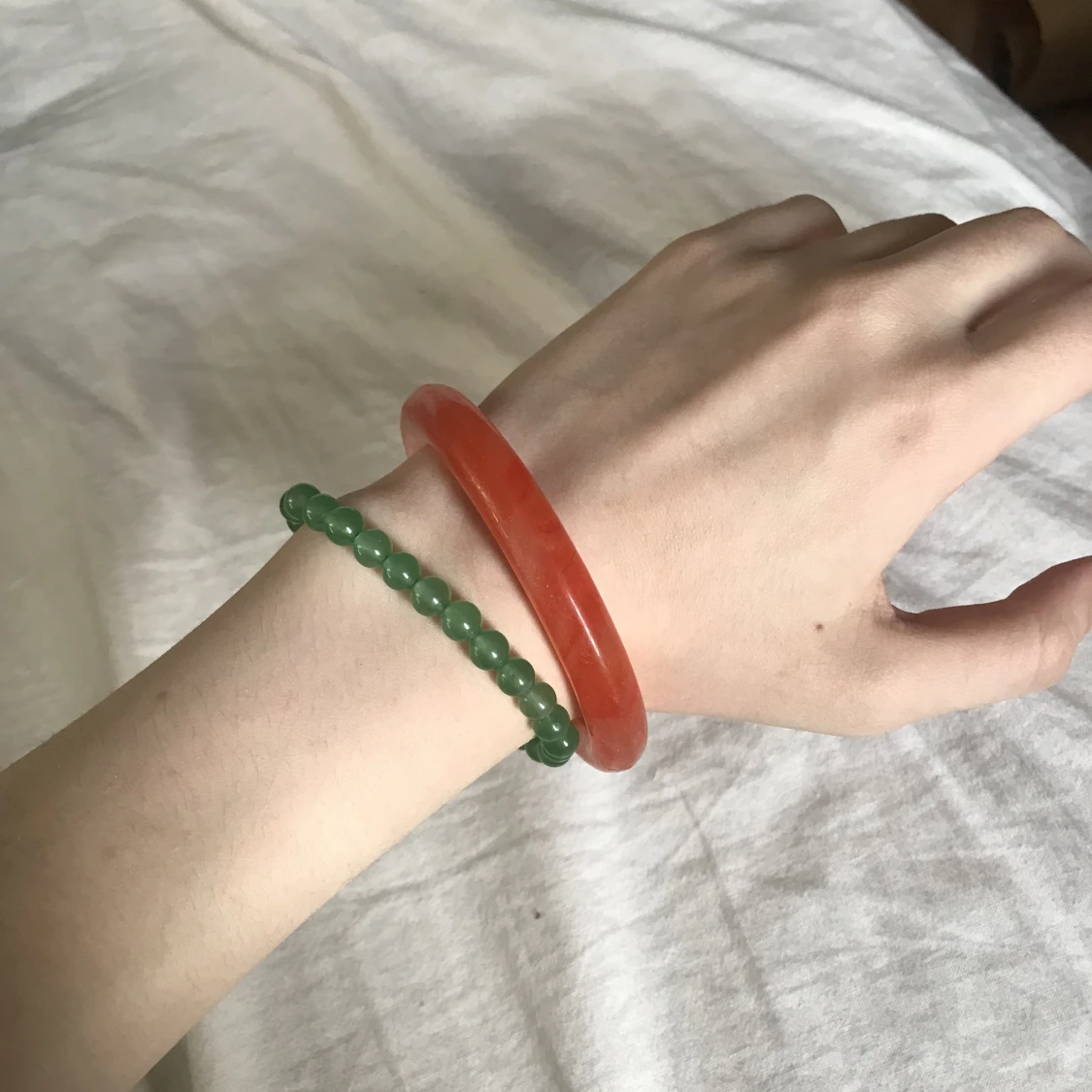 Röd orange swirl jade armring - 90